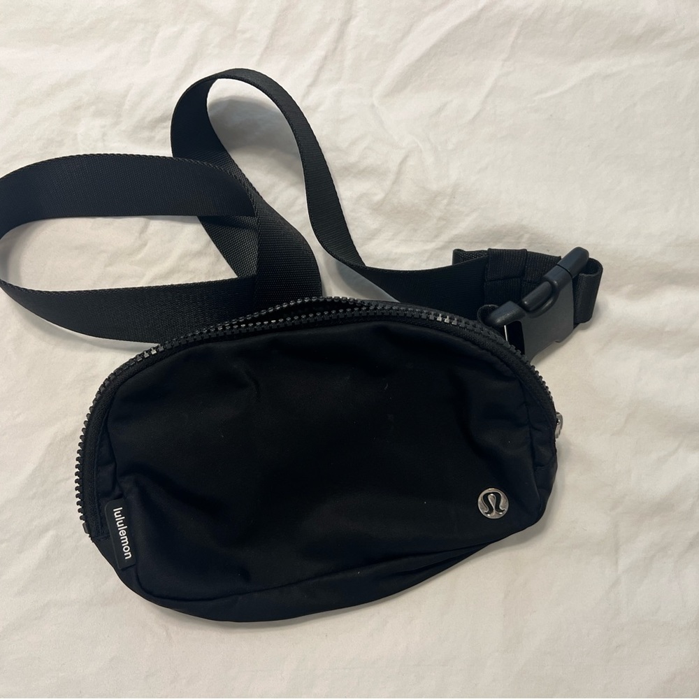 Lululemon belt bag in black